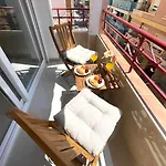 Reel Apartments- Walk To The And Centre Apartment