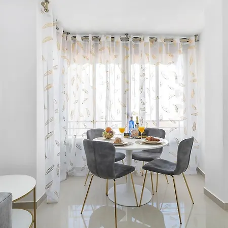 Reel Apartments- Walk To The And Centre Apartment