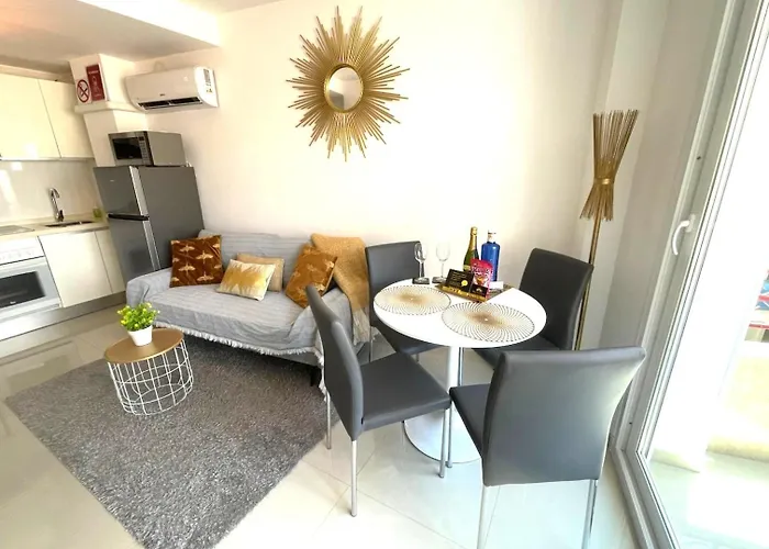 Reel Apartments- Walk To The And Centre Apartment *